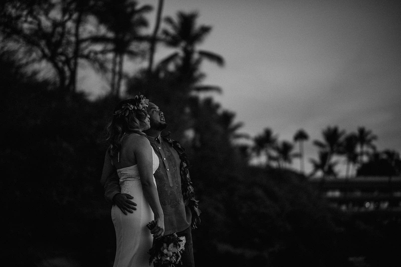couples photos with beach backdrop in Maui