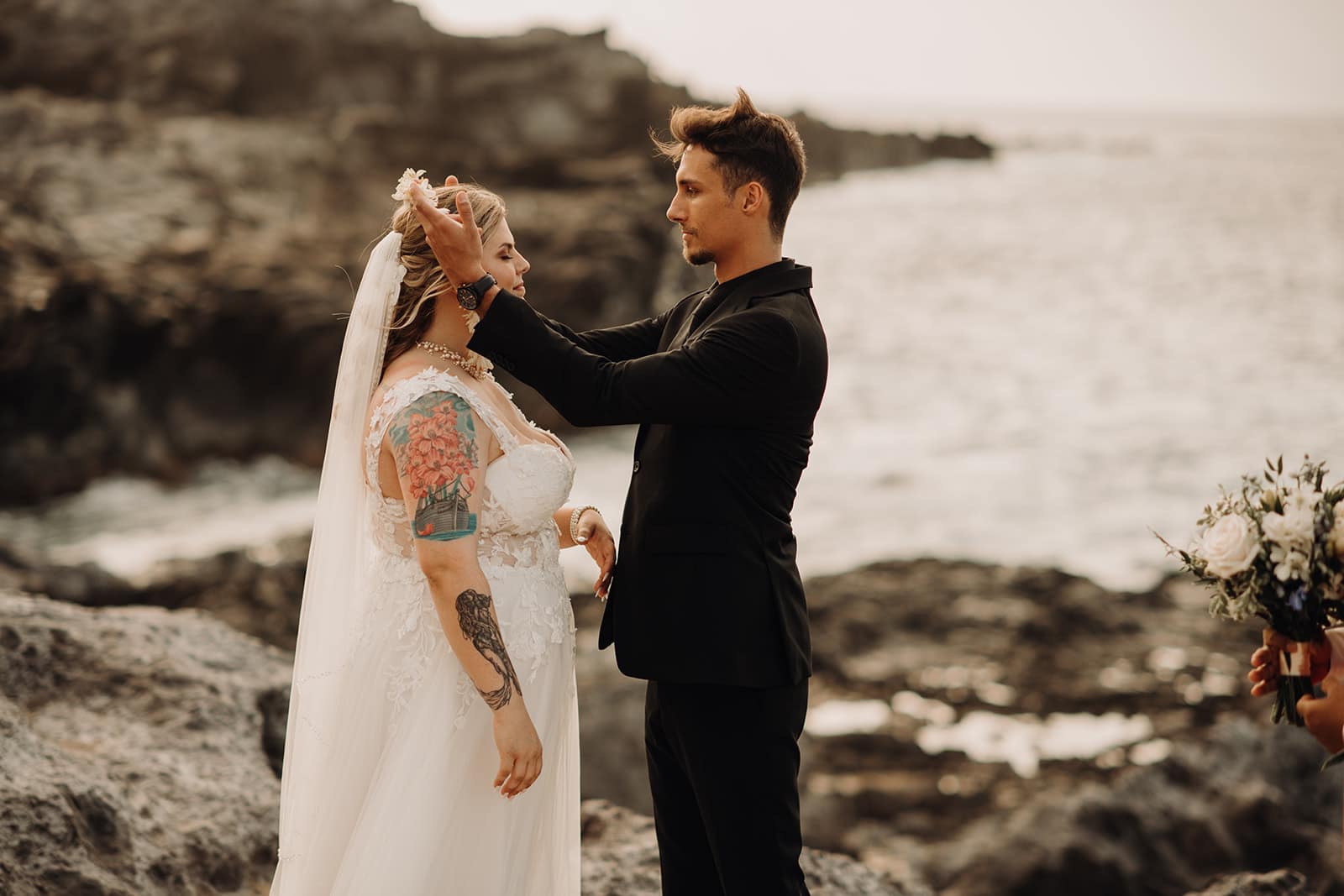 elopement beach wedding in Hawaii