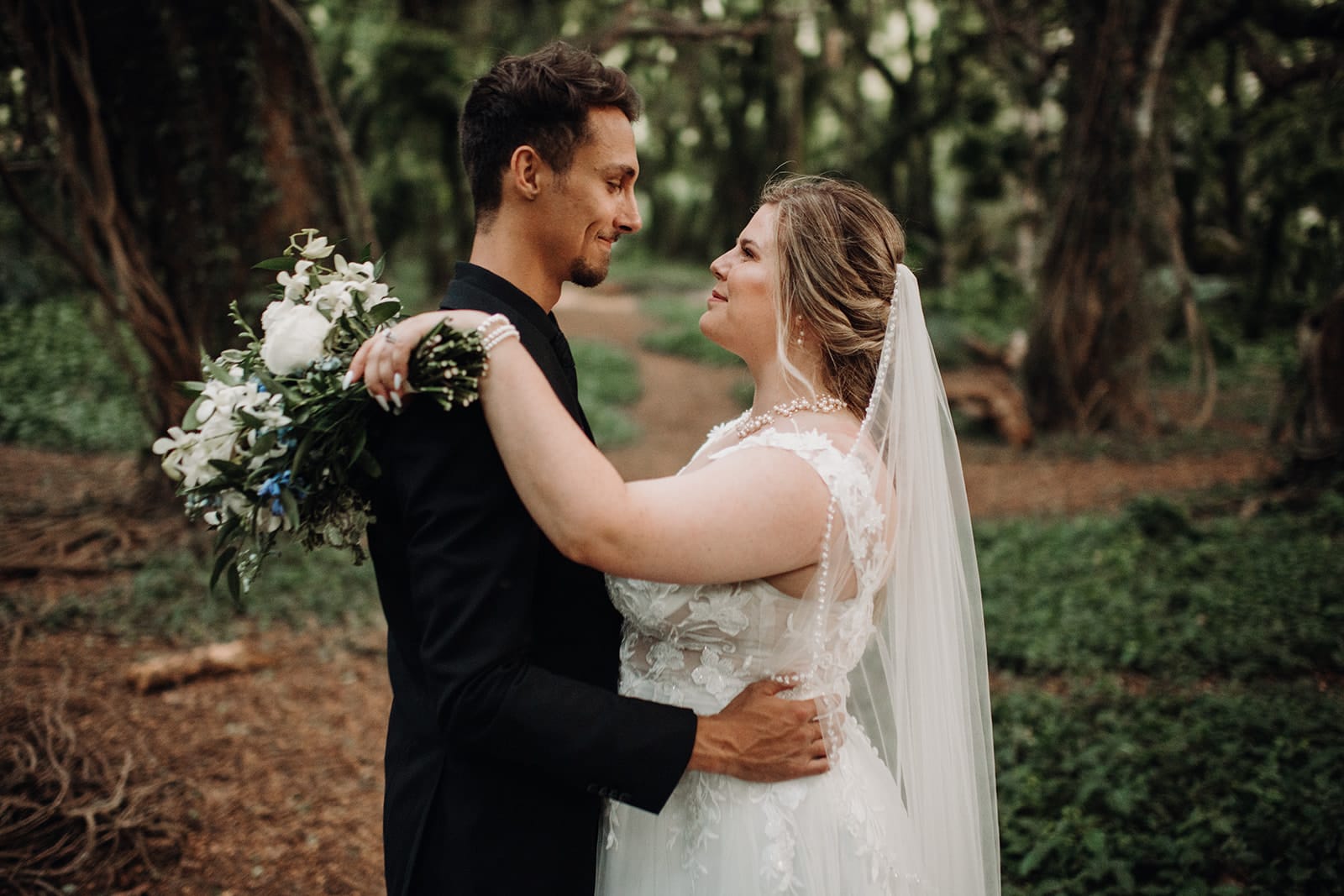 Hawaii intimate wedding photographer