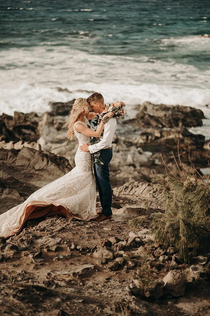 cliffside couple photos in Hawaii