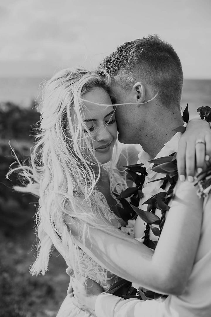 cliffside couple photos in Hawaii